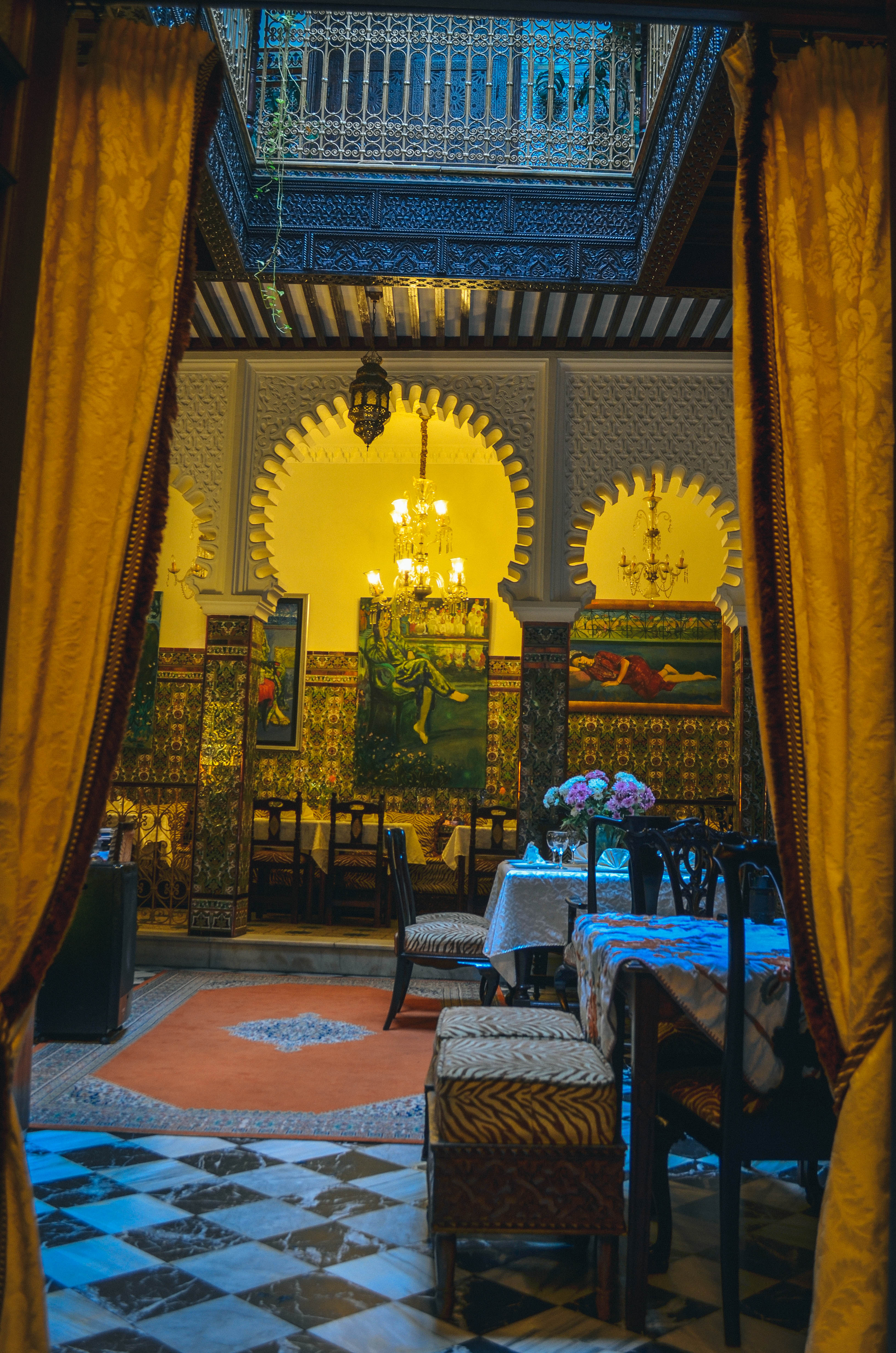 El Reducto — Grand dining hall with Moorish arches, chandeliers and golden curtains